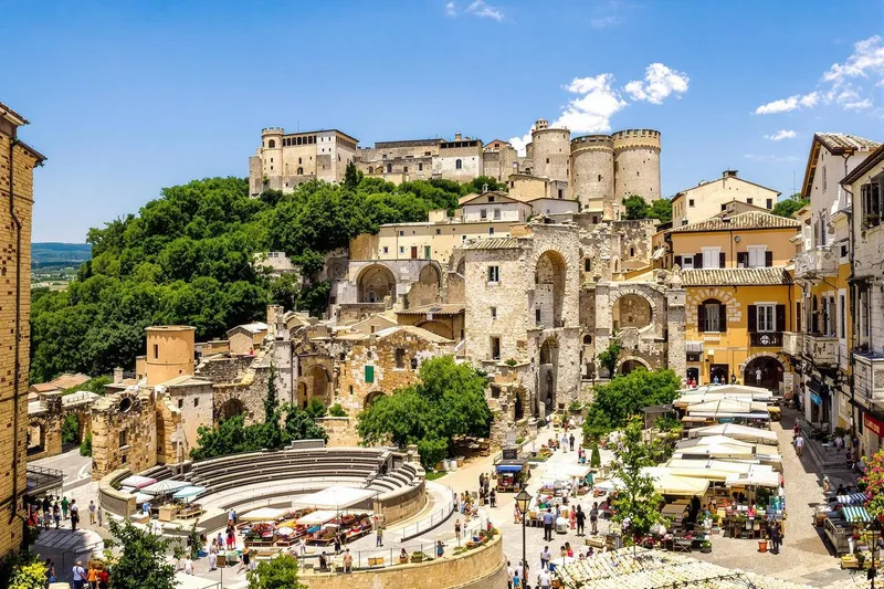 Entre ruines antiques et art de vivre, partez à la découverte de la "ville la plus accueillante de France" dans le Sud