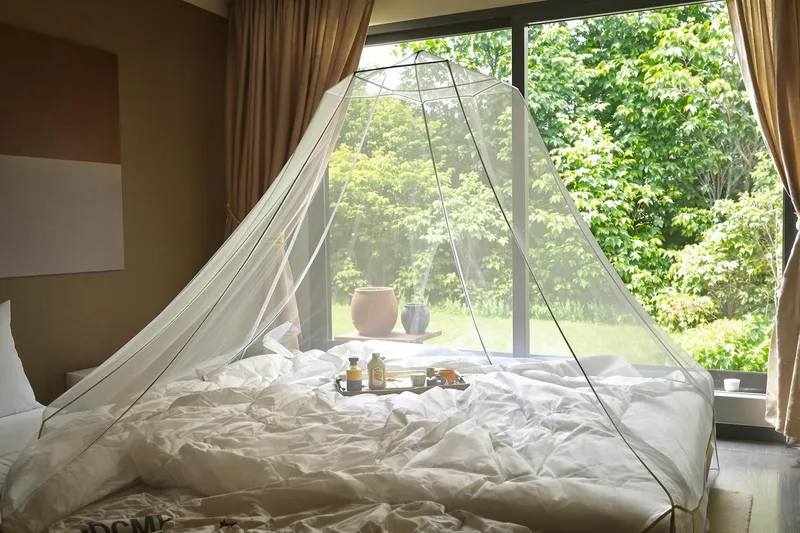 Moustiquaire de voyage sans accroche : quelles solutions ?