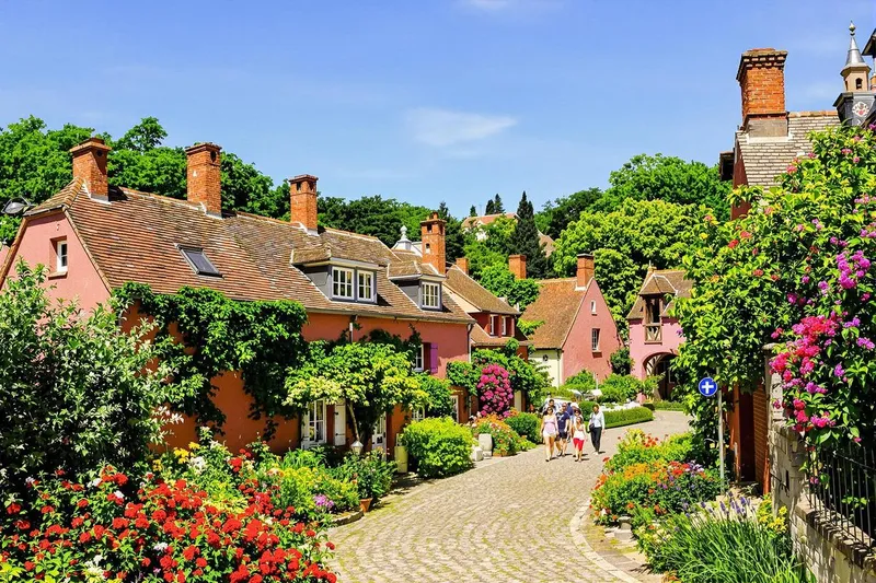 Que visiter autour de Collonges-la-Rouge ?